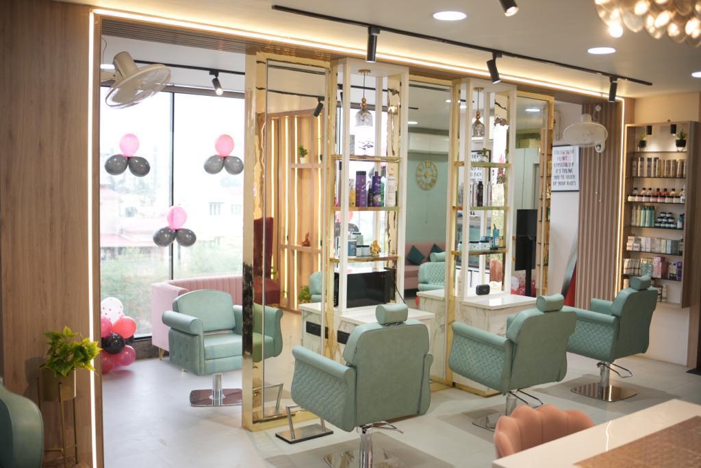 Mirror Beauty Saloon Interior Design